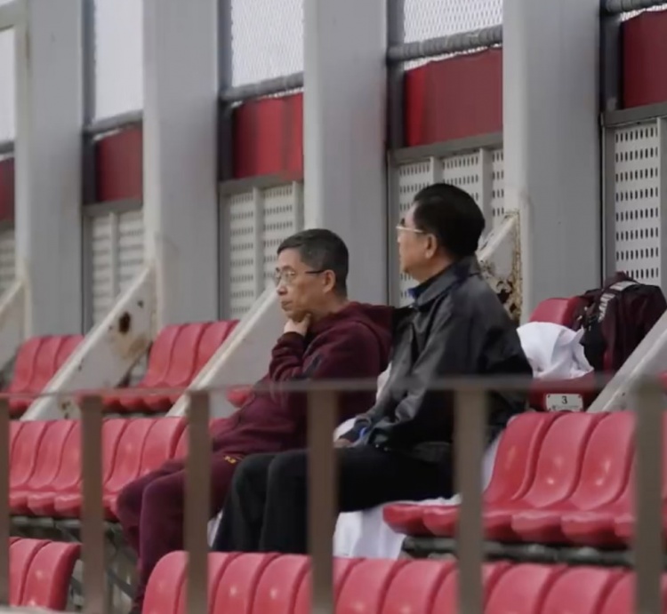 國足出征在即！足協(xié)主席宋凱和副主席許基仁雨中觀(guān)摩訓練